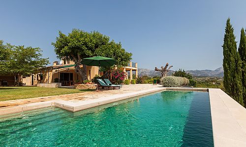 Aussenbereich Pool Sonnenschirm Liegen Terrasse Gartenmoebel