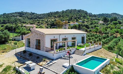 Finca auf Grundstück mit Pool und Terrasse