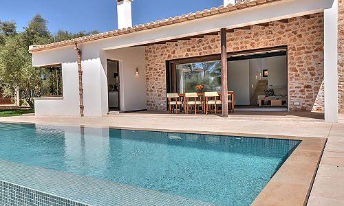 Pool vor dem Ferienhaus