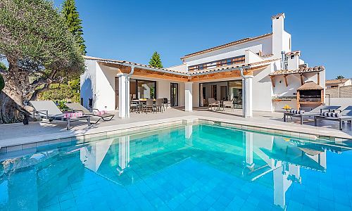 Poolbereich mit Sonnenliegen vor der Finca