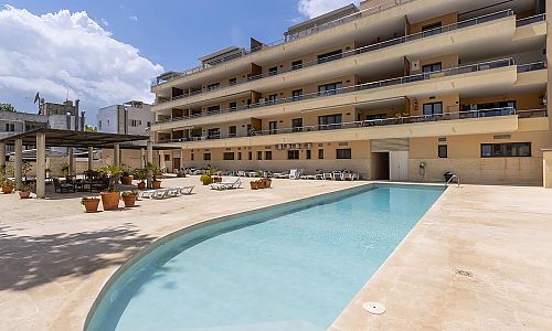 Ferienanlage mit Außenbereich und Pool