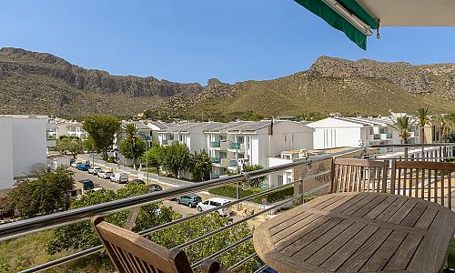 Terrasse mit Ausblick und Esstisch
