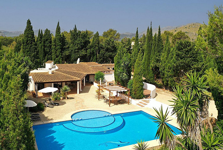 Finca umgeben von Bäumen und mit Pool
