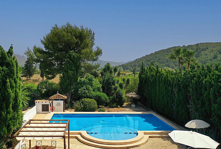Pool mit Sonnenschhirmen und Poolliegen