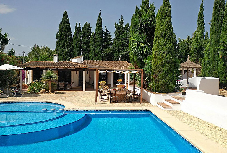 Poolterrasse vor der Finca mit Zypressen