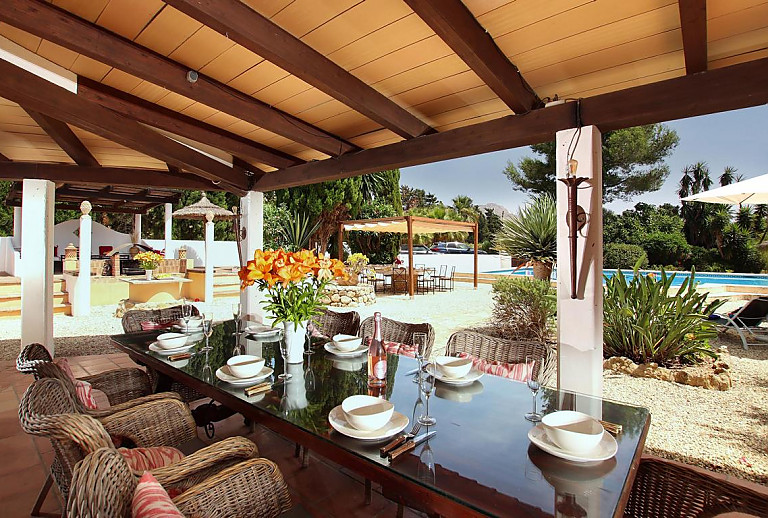 Terrasse mit Vordach und Esstisch