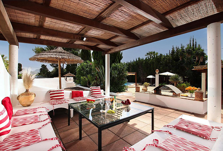 Blick in den Garten von der Loungeecke