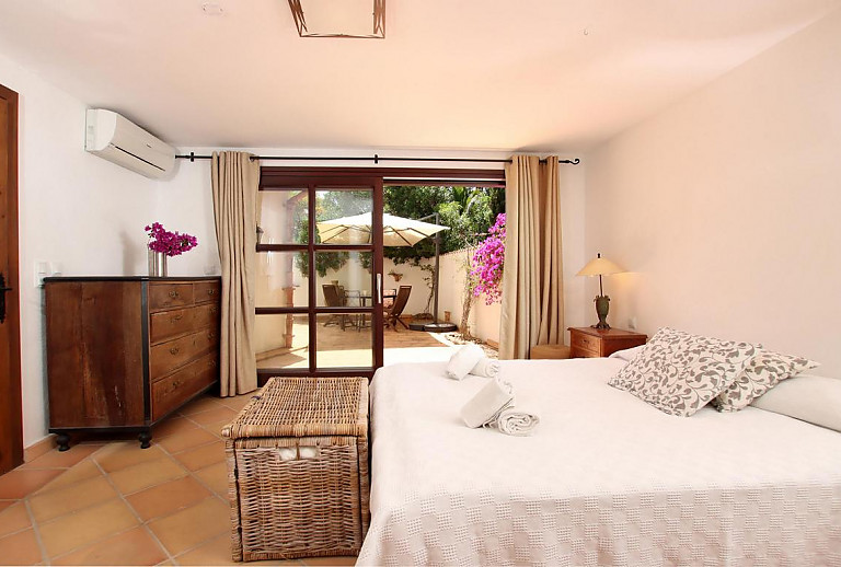 Schlafzimmer mit Terrassentür und Doppelbett