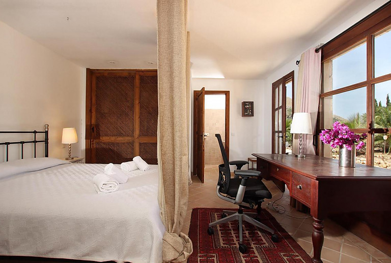 Schlafzimmer mit Wandschrank und Doppelbett