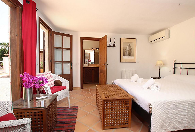 Schlafzimmer mit Badezimmer und Doppelbett