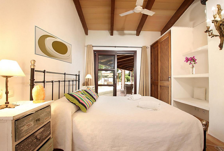 Schlafzimmer mit Kleiderschrank und Doppelbett