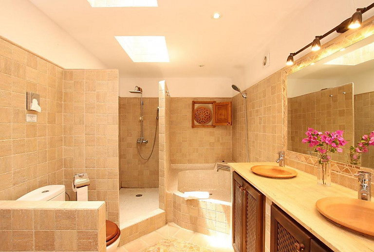 Badezimmer mit WC und Dusche