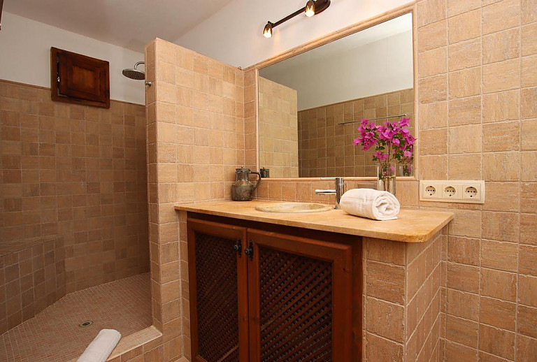 Bad mit Dusche und Spiegel