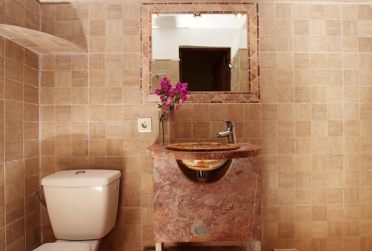 Gästebad mit WC und Waschbecken