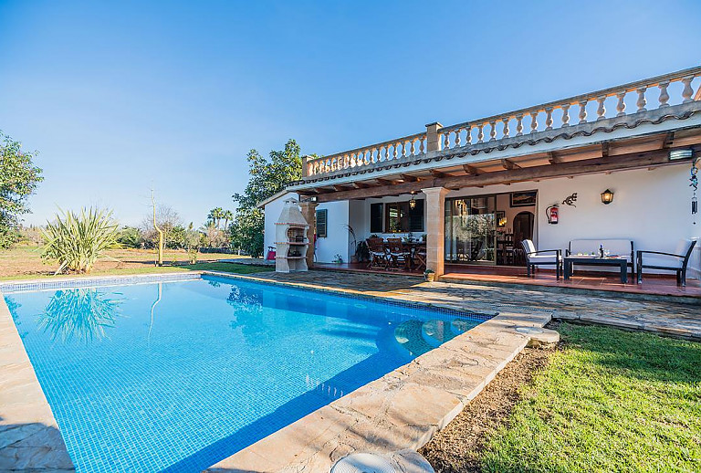 Garten mit Rasen und Pool
