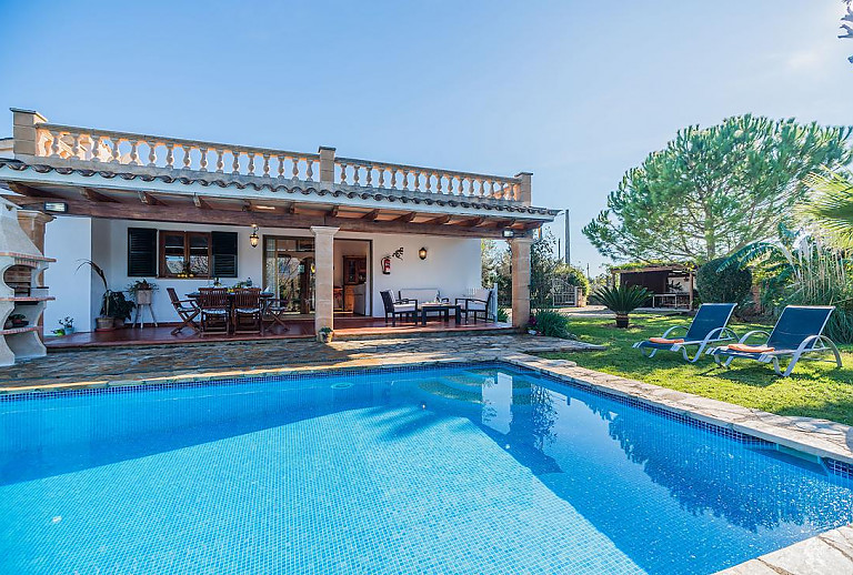 Pool vor der Finca mit Terrasse