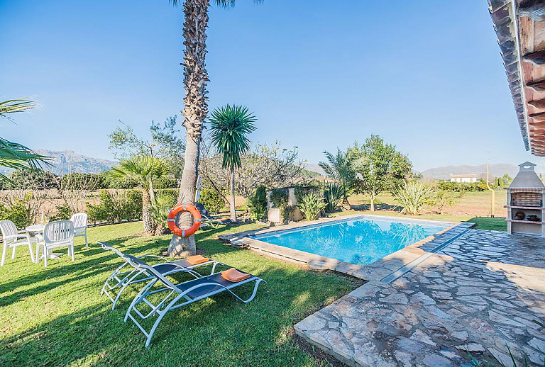 Sonnenliegen Pool vor der Finca