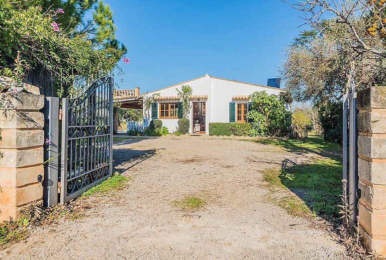 Toreinfahrt zur Finca mit Garten