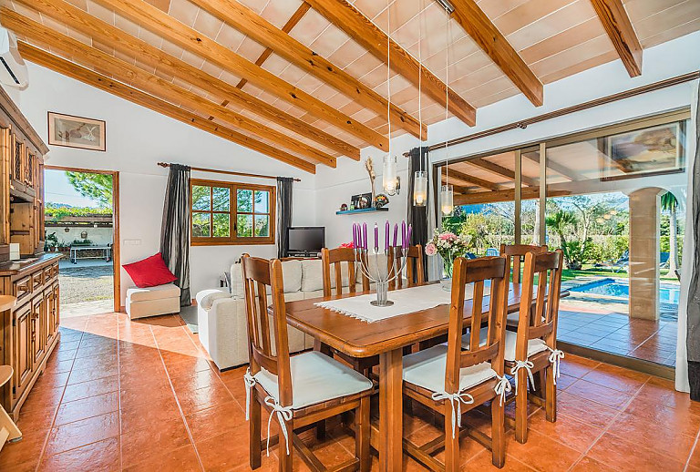 Wohnzimmer mit Terrasse und Esstisch