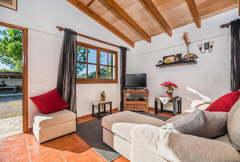 Sofas und Fernseher im Wohnzimmen