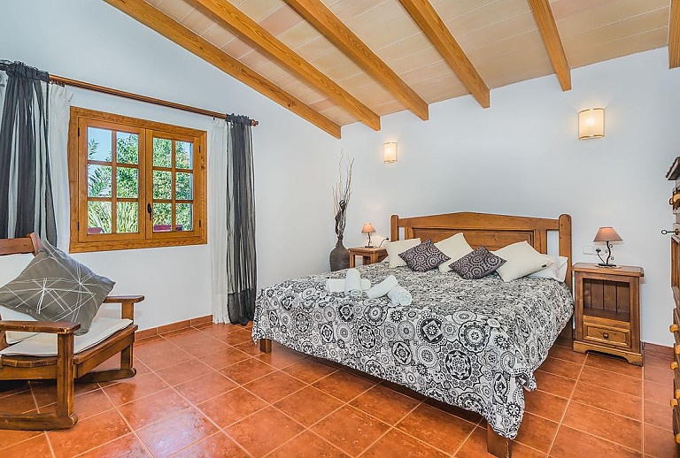 Schlafzimmer mit Doppelbett und Fenster