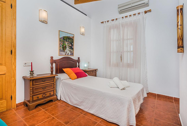 Schlafzimmer mit Einzelbett und Nachttisch