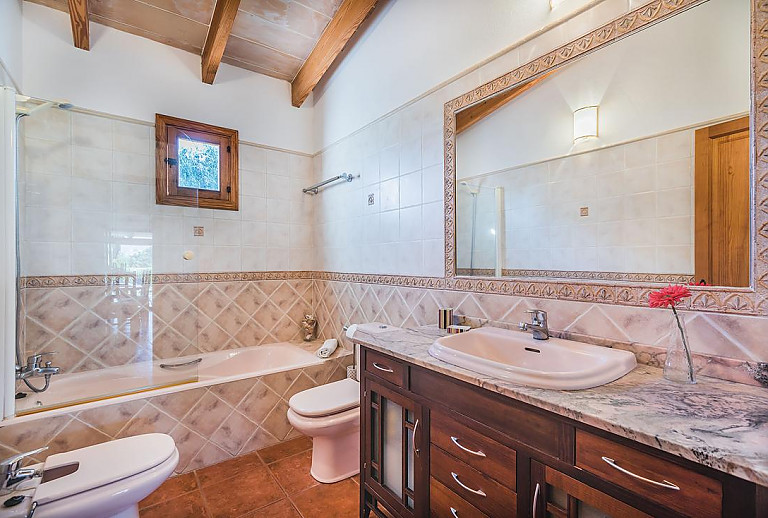 Badezimmer mit Wanne und WC