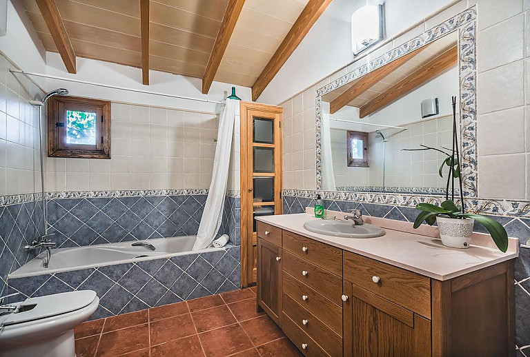Bad mit Wanne und Waschbecken
