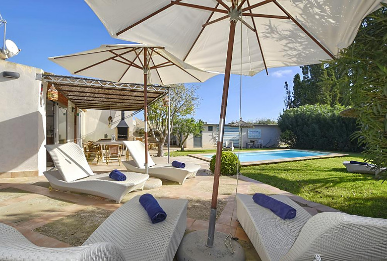 Loungeecke unter Sonnenschirmen auf der Terrasse