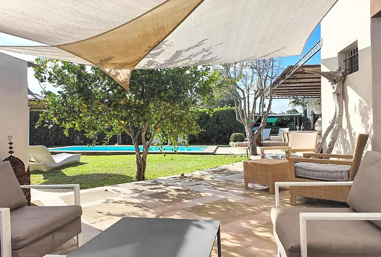 Terrasse mit Gartenmöbeln und Sonnensegel