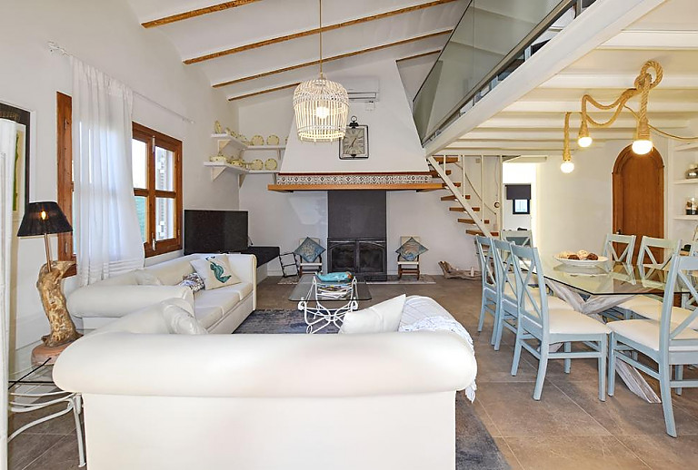 Wohnzimmer mit Fernseher und Couch