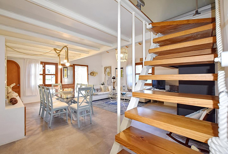 Wohnzimmer mit Esstisch und Sofas