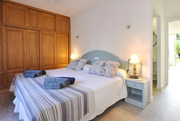 Schlafzimmer mit Doppelbett und Kleiderschrank