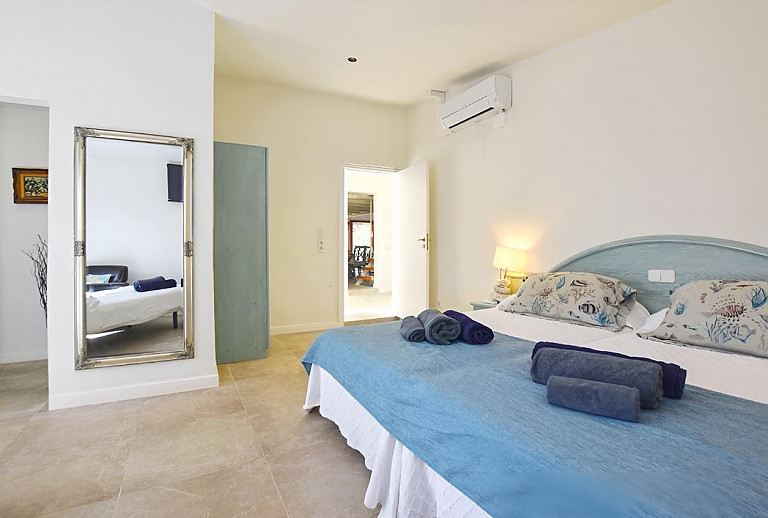 Schlafzimmer mit Einzelbetten und Spiegel