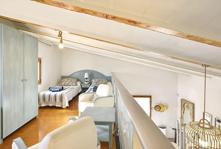 Galerie mit Einzelbetten und kleiderschrank