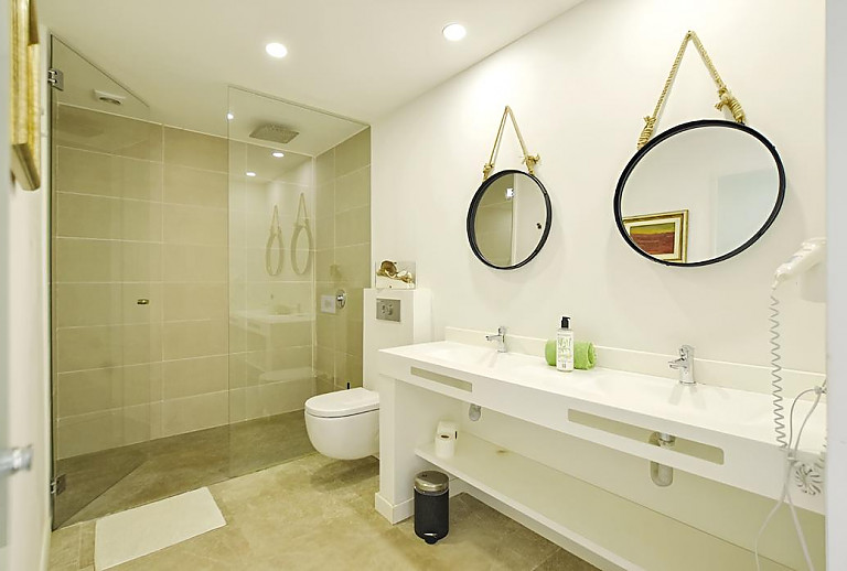 Dusche und Waschbecken im Badezimmer