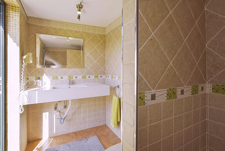 Bad mit Dusche und Waschbecken