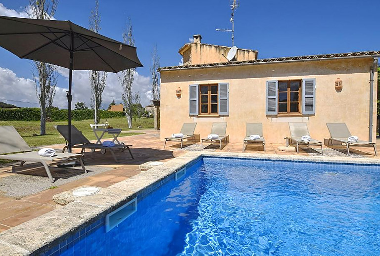 Poolbereich vor der Finca