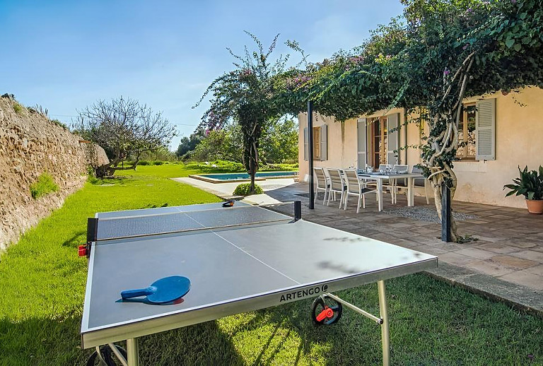 Tischtennisplatte neben der Terrasse