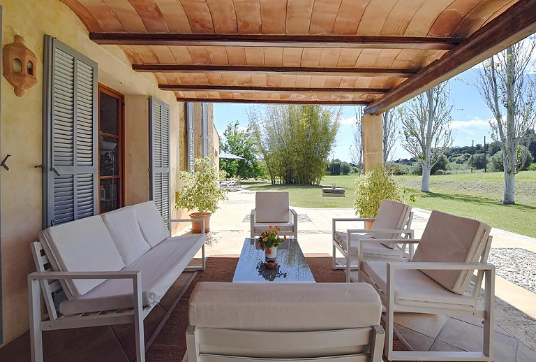 Terrasse und Rasen mit Gartenmöbeln
