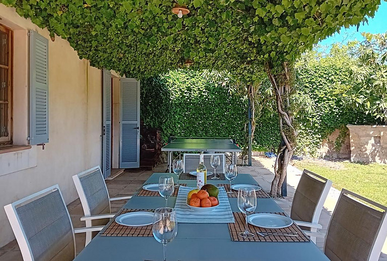 Terrasse mit Vordach und Esstisch