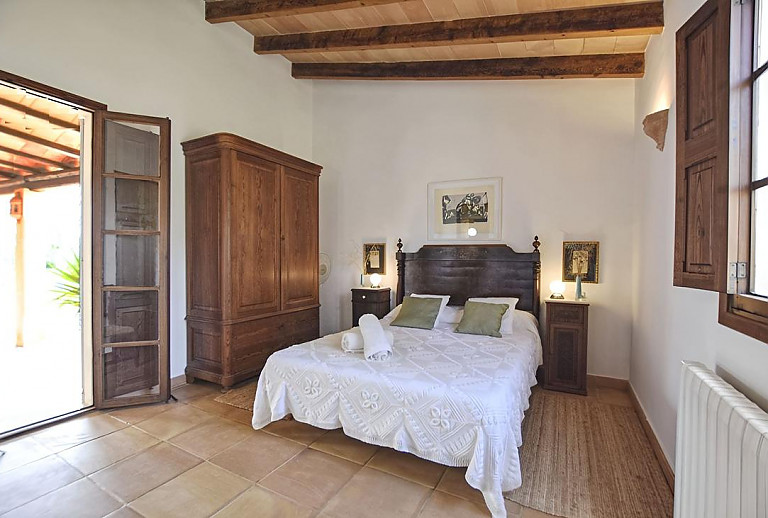 Schlafzimmer mit Doppelbett und Kleiderschrank