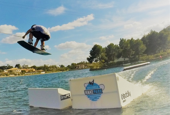 Wakeboard Park Alcudia - Absprung von den Kickern
