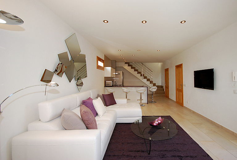 Wohnzimmer Sofa TV Couschtisch Spiegel Treppe Lampe
