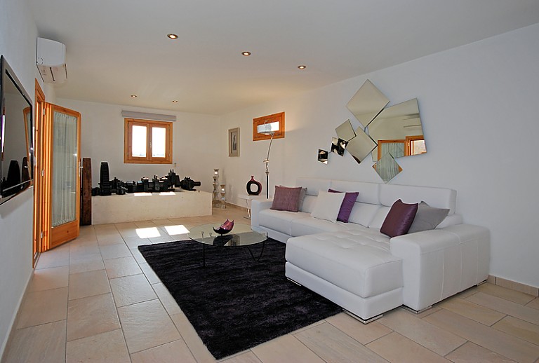Wohnzimmer Sofa TV Spiegel Fenster Tisch Tür