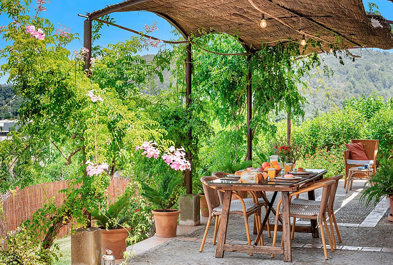 Terrasse Esstisch Sitzbaenke Panoramablick Liegestuehle