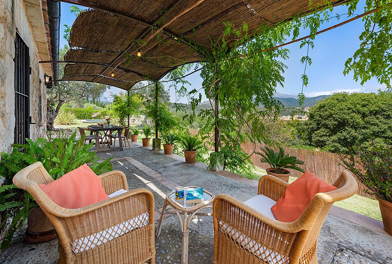 Aussenbereich Terrasse Tisch Sitzbaenke Liegestuehle Ausblick