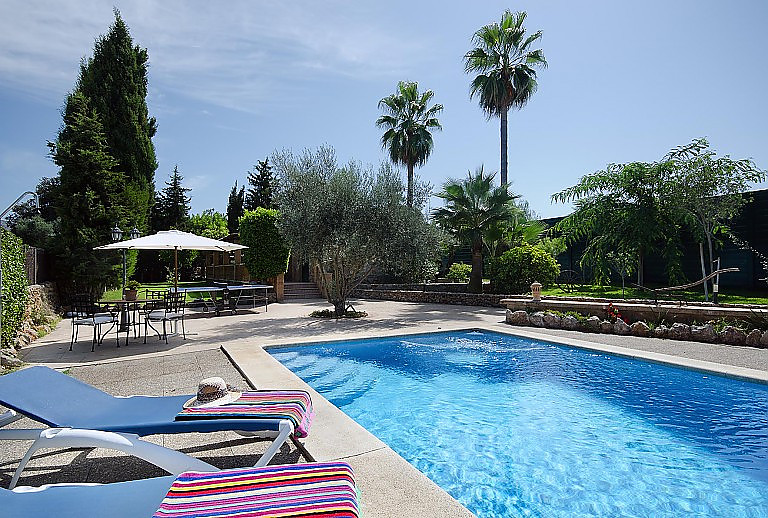 Poolliegen Pool Büsche Sonnenschirm Garten