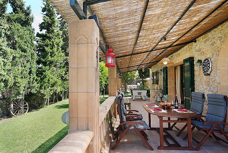 Terrasse Dach Tisch Stühle Geländer Rasen Bäume