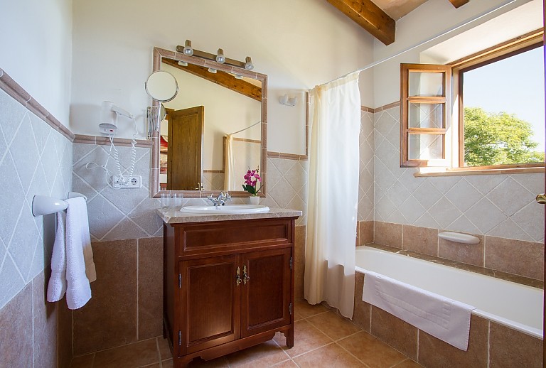 Bad Badewanne Waschbekcen Spiegel